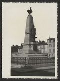 Le monument élévé aux défenseurs de la liberté au coup d'Etat du 2 décembre 1851, œuvre du statuaire drômois Maurice Bouval, inauguré en septembre 1910 par M. Dujardin-Baumetz, sous-secrétaire d'état aux Beaux-Arts