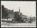 Sur les boulevards, la fontaine.Immeubles côté ouest