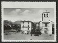 Place de l'église avec l'hôtel petit à Bourdeaux