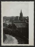 Chemin avec vue sur toits de maisons et clocher d'église de Saint-Donat