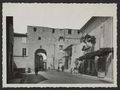 Porte de la Font sur la place de la Bourgade à Donzère