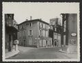 Carrefour de la place de la Fontaine à Donzère avec sa borne Michelin