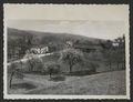 Verger, grange, vue sur un verger et un hameau de la Drôme