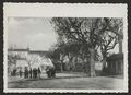 Joueurs de boules sur la place d'un village de la Drôme