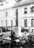 Le maire de Charpey, Henri Bosc, faisant une allocution le jour de l'inauguration du monument aux mort