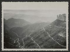 Vue panoramique d'une route en lacets à flanc de montagne