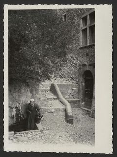 La fontaine de Saboury et la maison Vongeheur à Crest vers l'année 1900