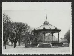 Le kiosque à musique et le Champ de Mars, en regardant vers l'avenue de la gare
