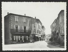 Place et rue d'un village de la Drôme