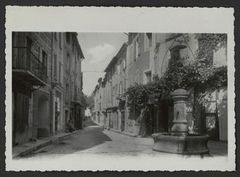 Rue d'un village de la Drôme avec une Fontaine