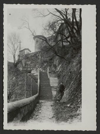 L'escalier des Mines vers l'année 1905. En haut, la vieille tour de l'hôpital. Hospice