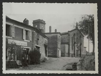 Place de l'église et café de la place