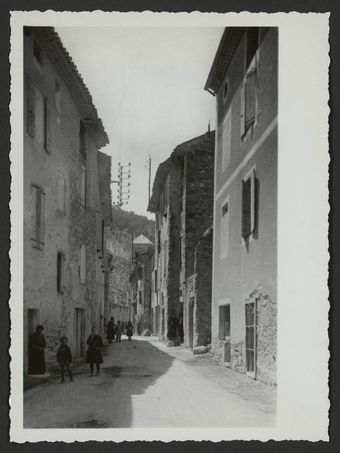 La rue du village prise au quartier de la jardinière