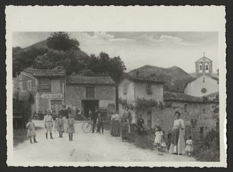 L'église et le hameau au carrefour de la route du Monestier