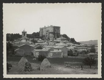 Vue générale de Suze-la-Rousse et du château, face ouest et midi