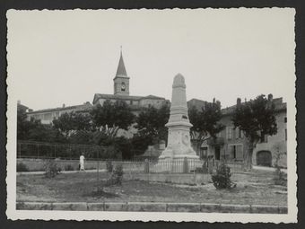 Le clocher de l'église et le monument aux morts