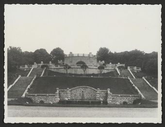 Le parc Jouvet. Les escaliers et le belvédère du Champ de Mars, vus du parc