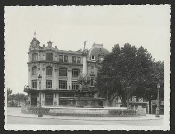 Sur les boulevards, la fontaine. Derrière , l'immeuble des Nouvelles Galeries