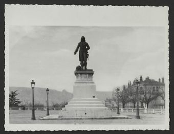 La place et la statue de Championnet