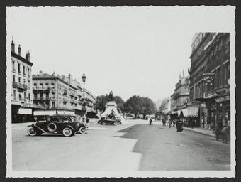 Place de la République dans le sens ouest-est. Monument d'Emile Augier