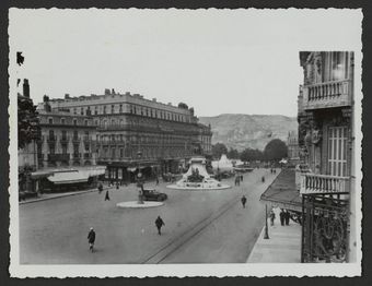 Place de la République. Monument d'Emile Augier. Les rails du chemin de fer du petit train Valence-Chabeuil