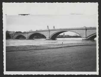 Le pont sur le Rhône, en regardant vers Granges-les-Valence