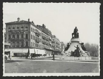 Place de la République, le monument d'Emile Augier, en regardant vers l'est