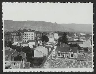 Vue générale de la terrasse de la cathédrale, perspective de la rue Pêcherie