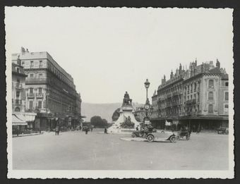 Place de la République, le monument d'Emile Augier. Au fond Crussol