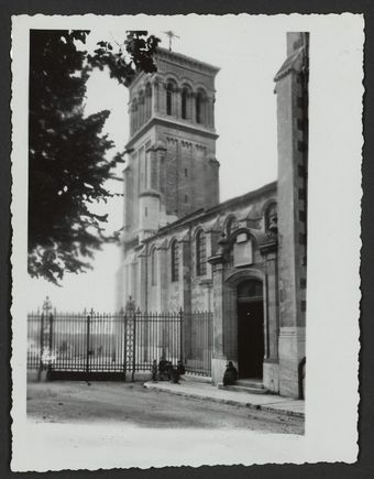 La cathédrale sur la place des ormeaux (entrée sud)