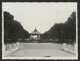 Le kiosque à musique et le Champ de Mars, en regardant vers la gare