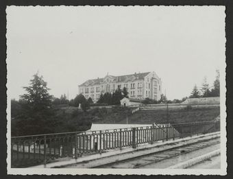 Ecole supérieure de garçons de Bourg-de-Péage vue du Pont neuf