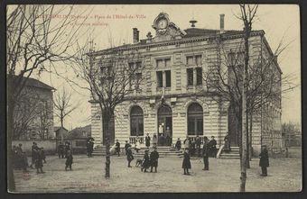 Saint-Sorlin (Drôme) - Place de l'Hotel de Ville et Groupe scolaire