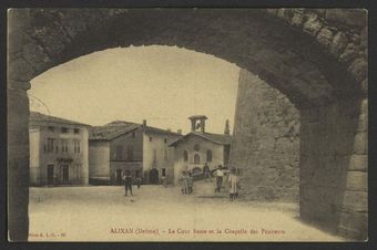 Alixan (Drôme). - La Cours basse et la Chapelle des Pénitents