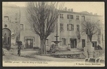 Sauzet (Drôme) - Place du Bourg et vieille Porte