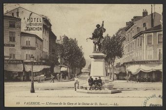 Valence - l'Avenue de la Gare et la Statue de D. Bancel