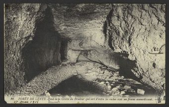 Forêt de Lente - Fond de la Grotte du Brudour qui sort d'entre les roches avec un fracas assourdissant