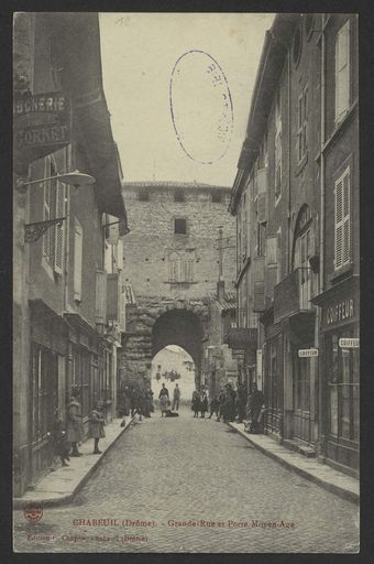 Chabeuil (Drôme). - Grande Rue et Porte Moyen-Age