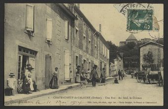 Chateauneuf-de-Galaure (Drôme). - Une Rue - Au find, le Château