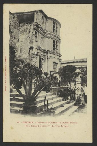 Grignan. - Intérieur du Château - Le Grand Perron de la façade François Ier - La Tour Sévigné