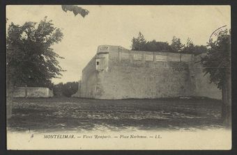 Montélimar - Vieux remparts - Place Narbonne