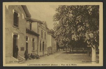 Lapeyrouse-Mornay (Drôme) - Place de la mairie