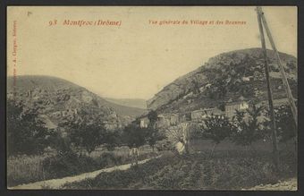 Montfroc (Drôme) - Vue générale du village et des Beaumes