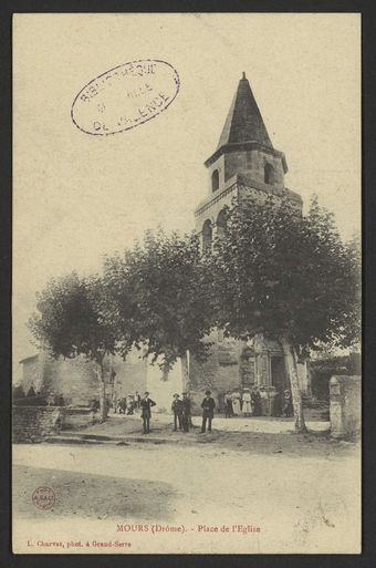 Mours (Drôme) - place de l'Eglise