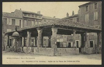 Pierrelatte (Drôme) - Halle de la place de l'hôtel de ville