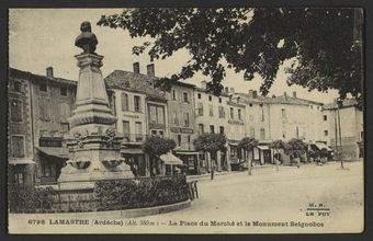 Lamastre (Ardèche) (Alt. 380 m) - La Place du Marché et le Monument Seignobos
