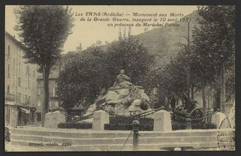 Les Vans (Ardèche) - Monument aux Morts de la Grande guerre, inaugurée le 10 avril 1921 en présence du Maréchal Pétain