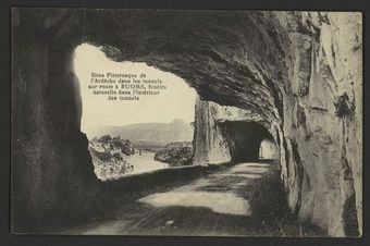 Sites Pittoresque de l'Ardèche dans les tunnels sur route à Ruoms, fenêtre naturelle dans l'intérieur des tunnels