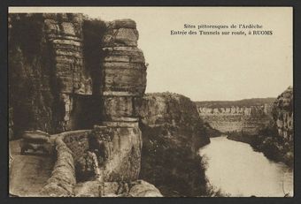 Entrée des Tunnels sur route, à Ruoms