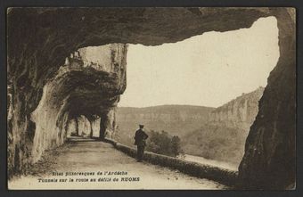 Tunnels sur la route au défilé de Ruoms